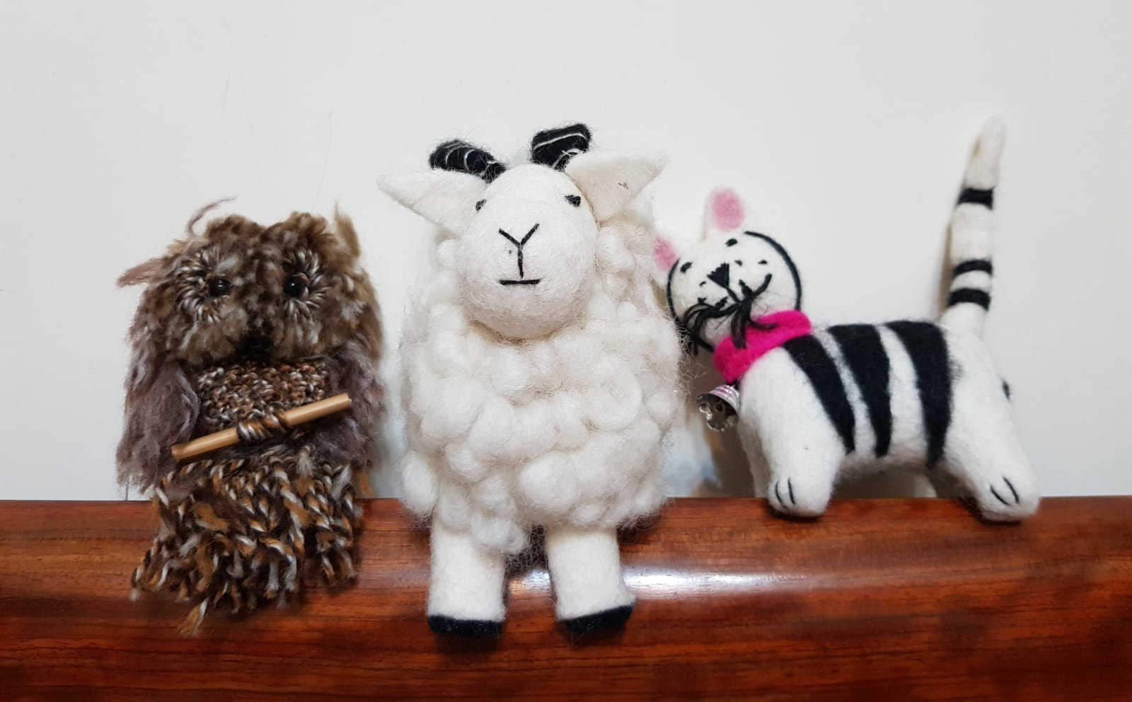 合作社成员制作的羊毛毡动物布偶。